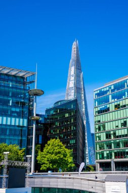 Londra şehrinin güzel manzarası, modern ve klasik binalar, Thames nehri kıyısında gökdelenler..  