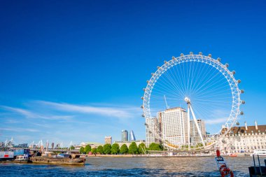 Londra, İngiltere. 10 Mayıs 2019. Londra sabahı. Londra gözü, belediye binası, Westminster Köprüsü, Büyük Ben ve Parlamento Evleri.