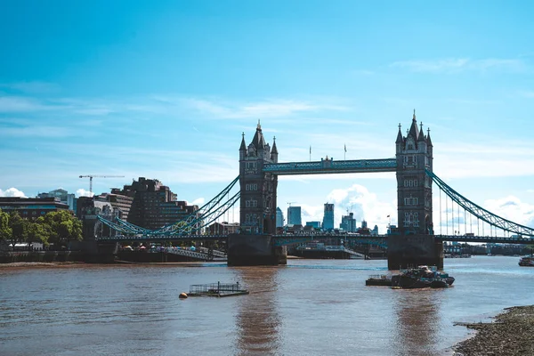 Kule Köprüsünün Büyüleyici Manzarası Güneşli Yaz Gününde Thames Nehir Kenarındaki — Stok fotoğraf