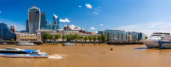 Londra Şehrinin Güzel Manzarası Modern Klasik Binalar Thames Nehri Kıyısında — Stok fotoğraf