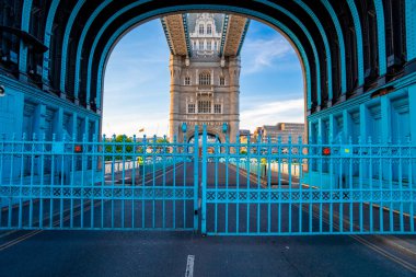 Londra Kule Köprüsü kaldırıldı ve yol mavi kapılarla kapatıldı. Otobanın ortasından görüntüle.