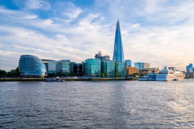 Londra şehrinin güzel manzarası, modern ve klasik binalar, Thames nehri kıyısında gökdelenler..