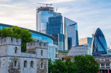 Londra şehrinin güzel manzarası, modern ve klasik binalar, Thames nehri kıyısında gökdelenler..