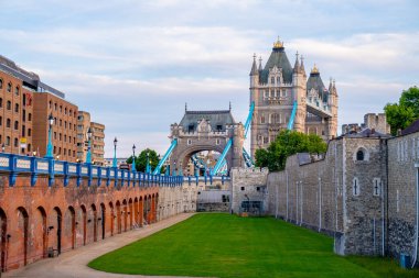 Kule köprüsünün büyüleyici manzarası ve güneşli yaz gününde Thames nehir kenarındaki Londra 'nın ünlü simgeleri. Büyük Britanya, İngiltere 