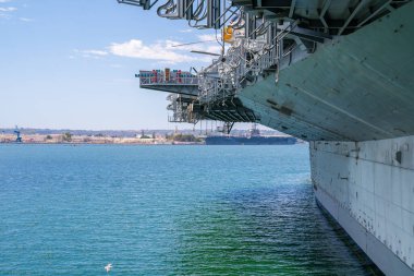 San Diego, ABD. 15 Mayıs 2019. USS Midway CV-41 uçak gemisi San Diego Körfezi 'ne yanaşıyor.