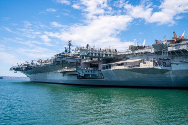 San Diego, ABD. 15 Mayıs 2019. USS Midway CV-41 uçak gemisi San Diego Körfezi 'ne yanaşıyor.