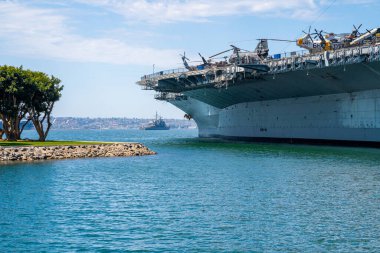 San Diego, ABD. 15 Mayıs 2019. USS Midway CV-41 uçak gemisi San Diego Körfezi 'ne yanaşıyor.