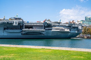 San Diego, ABD. 15 Mayıs 2019. USS Midway CV-41 uçak gemisi San Diego Körfezi 'ne yanaşıyor.
