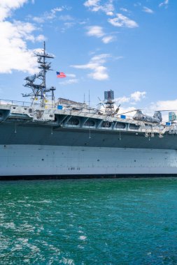 San Diego, ABD. 15 Mayıs 2019. USS Midway CV-41 uçak gemisi San Diego Körfezi 'ne yanaşıyor.