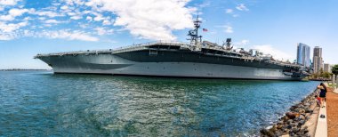 San Diego, ABD. 15 Mayıs 2019. USS Midway CV-41 uçak gemisi San Diego Körfezi 'ne yanaşıyor.