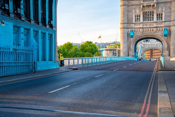 London Tower Bridge Angehoben Und Die Straße Ist Mit Blauen — Stockfoto