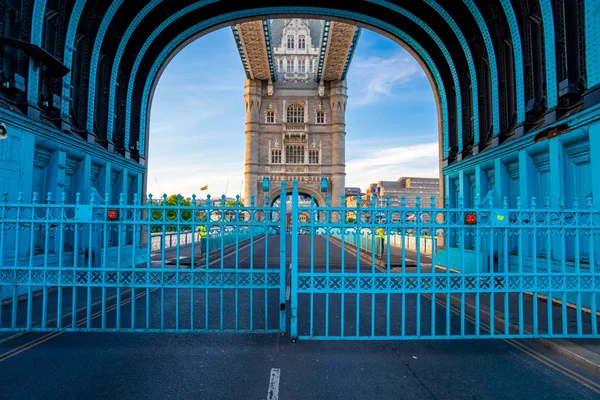 London Tower Bridge Angehoben Und Die Straße Ist Mit Blauen — Stockfoto