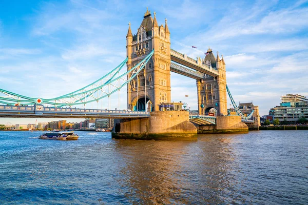 Kule Köprüsünün Büyüleyici Manzarası Güneşli Yaz Gününde Thames Nehir Kenarındaki — Stok fotoğraf