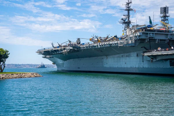 San Diego, ABD. 15 Mayıs 2019. USS Midway CV-41 uçak gemisi San Diego Körfezi 'ne yanaşıyor.