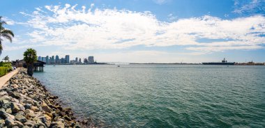 San Diego 'nun güzel kıyı şeridi, deniz kenarında kaldırımı olan.