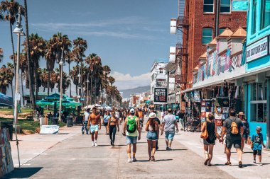 10 Haziran 2019. Los Angeles, ABD. Kaliforniya 'da Venedik plaj bölgesinde güneşli bir ruh. İnsanlar sahilde yürüyor ya da bisiklete biniyor, yaz tatilinin tadını çıkarıyor..