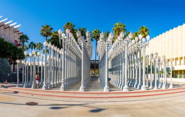 LOS ANGELES, CA - 19 Mayıs: 'Urban Light' - Los Angeles İlçe Sanat Müzesi 'nde Chris Burden' ın büyük ölçekli bir heykeli. Tesis, restore edilen 202 sokak lambasından oluşuyor..