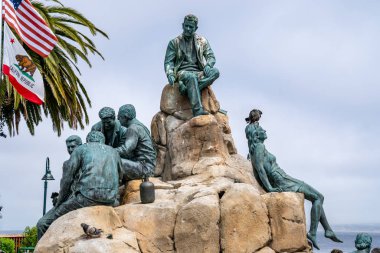 Monterey California ABD - 27 Sep 2019: Steinbeck Plaza 'daki CANNERY ROW MONUMENT Heykeli Monterey' in en tarihi ve dikkate değer bazı figürleri Monterey Körfezi Cannery Row Monterey Körfezi 'nde bronz yüklü