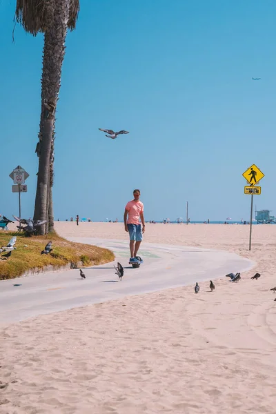 Jovem Montando Uma Roda Elétrica Pela Ciclovia Praia Veneza Perto — Fotografia de Stock