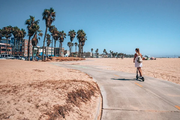 Piękna Dziewczyna Jeżdżąca Skuterze Elektrycznym Wzdłuż Plaży Wenecji Wzdłuż Plaży — Zdjęcie stockowe