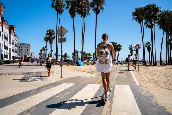 아름다운 소녀가 스쿠터를 베니스 자전거 차선을 내려가고 태평양을 캘리포니아의 경관을 — 스톡 사진