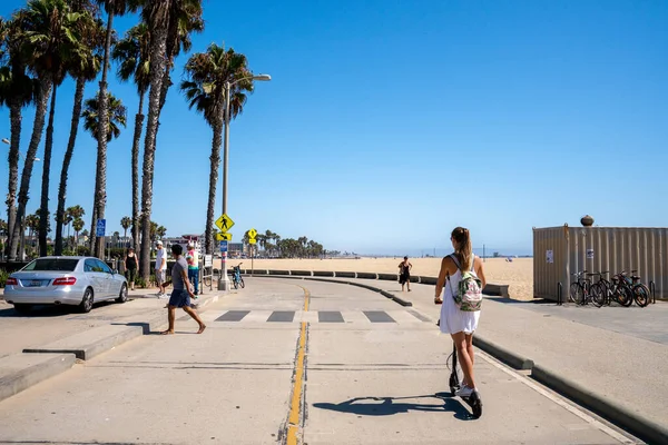 Beautiful Girl Riding Electric Scooter Venice Beach Bike Lane Beach — Stock Photo, Image