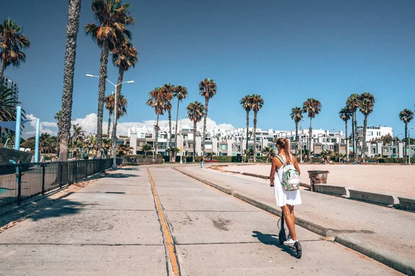 Hermosa Chica Que Conduce Scooter Eléctrico Por Carril Bici Playa —  Fotos de Stock