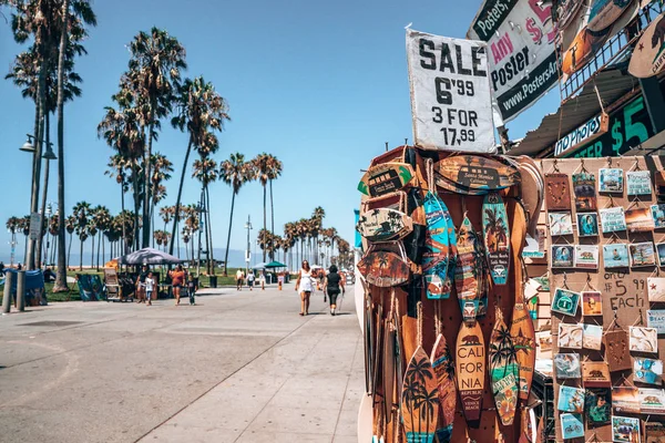 2019年6月10日 洛杉矶 加州威尼斯海滩区的阳光精灵 人们在海滩上散步或骑自行车 在滑板公园附近享受夏天 — 图库照片