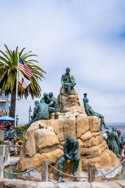 Monterey California ABD - 27 Sep 2019: Steinbeck Plaza 'daki CANNERY ROW MONUMENT Heykeli Monterey' in en tarihi ve dikkate değer bazı figürleri Monterey Körfezi Cannery Row Monterey Körfezi 'nde bronz yüklü