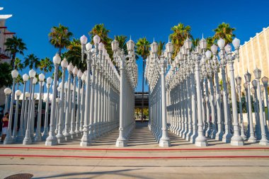 LOS ANGELES, CA - 19 Mayıs: 'Urban Light' - Los Angeles İlçe Sanat Müzesi 'nde Chris Burden' ın büyük ölçekli bir heykeli. Tesis, restore edilen 202 sokak lambasından oluşuyor..