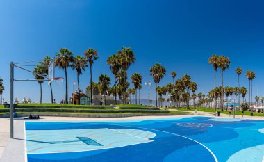 Venice Plajı 'nda, basketbol sahaları ve dünyaca ünlü Muscle Beach spor salonu olan güzel bir spor tesisi..