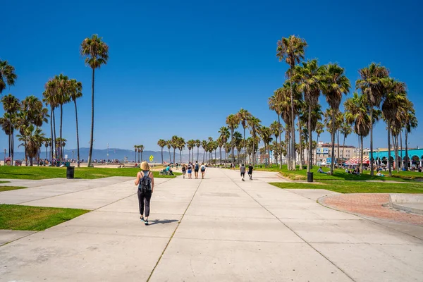 2019年6月10日 洛杉矶 加州威尼斯海滩区的阳光精灵 人们在海滩上散步或骑自行车 在滑板公园附近享受夏天 — 图库照片