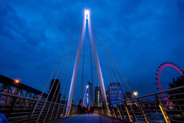 Millennium Bridge Leads Saint Paul Cathedral Central London Night Cross — Stock Photo, Image