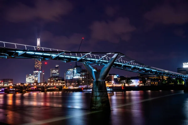 Millennium Bridge Leads Saint Paul Cathedral Central London Night Cross — Stock Photo, Image