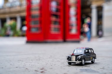 20 Temmuz 2019. Londra, İngiltere. Güzel Londra trafiği. Geleneksel siyah taksi Londonların en ünlü simgelerinden geçiyor..