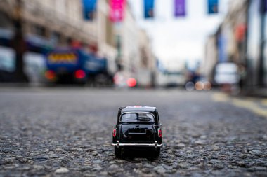 20 Temmuz 2019. Londra, İngiltere. Güzel Londra trafiği. Geleneksel siyah taksi Londonların en ünlü simgelerinden geçiyor..