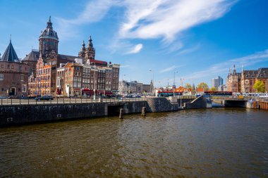 Amsterdam, Hollanda. 10 Mayıs 2019. Amsterdam Kanalı Amstel, Hollanda, Hollanda, Hollanda 'da alacakaranlık mavi saatinde tekneden tipik Hollandalı evler, yüzen ev ve ışıltılı yol..