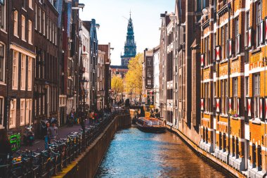 Amsterdam, Hollanda. 10 Mayıs 2019. Amsterdam Kanalı Amstel, Hollanda, Hollanda, Hollanda 'da alacakaranlık mavi saatinde tekneden tipik Hollandalı evler, yüzen ev ve ışıltılı yol..