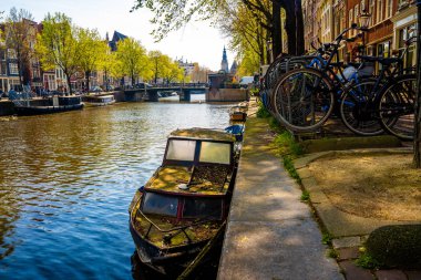 Amsterdam, Hollanda. 10 Mayıs 2019. Amsterdam Kanalı Amstel, Hollanda, Hollanda, Hollanda 'da alacakaranlık mavi saatinde tekneden tipik Hollandalı evler, yüzen ev ve ışıltılı yol..