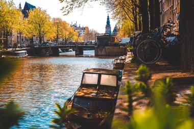 Amsterdam, Hollanda. 10 Mayıs 2019. Amsterdam Kanalı Amstel, Hollanda, Hollanda, Hollanda 'da alacakaranlık mavi saatinde tekneden tipik Hollandalı evler, yüzen ev ve ışıltılı yol.. 