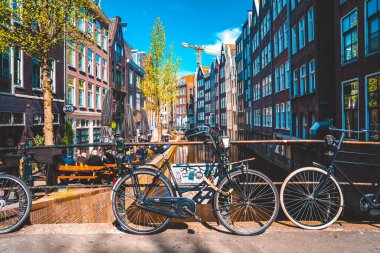 Amsterdam, Hollanda. 10 Mayıs 2019. Amsterdam Kanalı Amstel, Hollanda, Hollanda, Hollanda 'da alacakaranlık mavi saatinde tekneden tipik Hollandalı evler, yüzen ev ve ışıltılı yol..