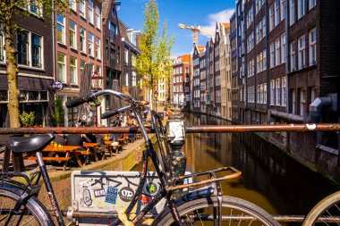 Amsterdam, Hollanda. 10 Mayıs 2019. Amsterdam Kanalı Amstel, Hollanda, Hollanda, Hollanda 'da alacakaranlık mavi saatinde tekneden tipik Hollandalı evler, yüzen ev ve ışıltılı yol..