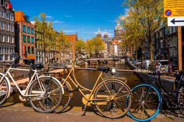 Amsterdam, Hollanda. 10 Mayıs 2019. Amsterdam Kanalı Amstel, Hollanda, Hollanda, Hollanda 'da alacakaranlık mavi saatinde tekneden tipik Hollandalı evler, yüzen ev ve ışıltılı yol..