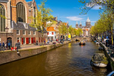 Amsterdam, Hollanda. 10 Mayıs 2019. Amsterdam Kanalı Amstel, Hollanda, Hollanda, Hollanda 'da alacakaranlık mavi saatinde tekneden tipik Hollandalı evler, yüzen ev ve ışıltılı yol..