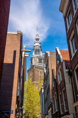 Amsterdam, Hollanda. 20 Mayıs 2019. Açık yaz gökyüzü boyunca kanallar ve tipik geleneksel evler. Hollanda 'da klasik mimari.