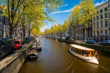Amsterdam, Hollanda. 10 Mayıs 2019. Amsterdam Kanalı Amstel, Hollanda, Hollanda, Hollanda 'da alacakaranlık mavi saatinde tekneden tipik Hollandalı evler, yüzen ev ve ışıltılı yol..