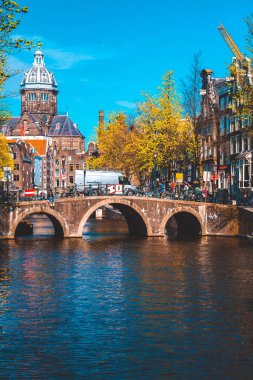 Amsterdam, Hollanda. 10 Mayıs 2019. Amsterdam Kanalı Amstel, Hollanda, Hollanda, Hollanda 'da alacakaranlık mavi saatinde tekneden tipik Hollandalı evler, yüzen ev ve ışıltılı yol..