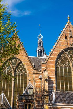 Amsterdam, Hollanda. 20 Mayıs 2019. Açık yaz gökyüzü boyunca kanallar ve tipik geleneksel evler. Hollanda 'da klasik mimari.