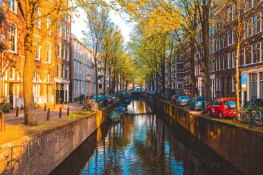 Amsterdam, Hollanda. 10 Mayıs 2019. Hollanda, Hollanda 'da sabah mavi saatinde tipik Hollandalı evleri ve yüzen evleri olan Canal Singel. Kullanılan ton.