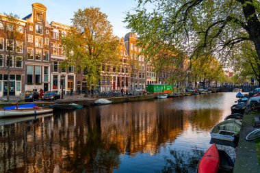Amsterdam, Hollanda. 10 Mayıs 2019. Hollanda, Hollanda 'da sabah mavi saatinde tipik Hollandalı evleri ve yüzen evleri olan Canal Singel. Kullanılan ton.